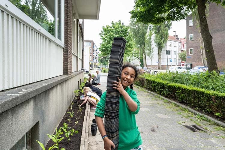 Aanleg geveltuinen door buurtbewoners (foto: Tineke Dijkstra)
